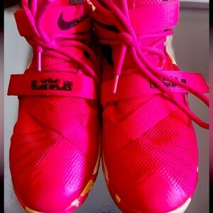 Nike LeBron Soldier size 5 Youth pre-owned little wear Very Good Condition